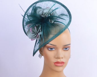 Nuovo fascinator sinamay verde smeraldo con piume/fiori di seta, cappello da festa, cappello da chiesa, coppa di Melbourne, Kentucky Derby, cappello fantasia, cappello da sposa.