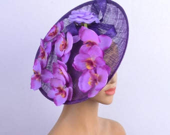 Nouveau fascinateur sinamay violet avec fleurs en soie violettes, chapeau de fête, chapeau d'église, coupe de Melbourne, Kentucky Derby, chapeau fantaisie, chapeau de mariage.