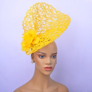 Chapeau fascinateur jaune Kentucky Derby : paille et fleurs en soie