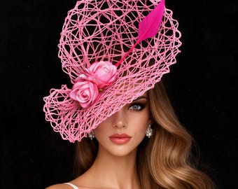 ピンクとフューシャピンクのケンタッキーダービーファシネーターハット：麦わらと羽根のティーパーティー用ヘッドピース