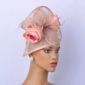 Nouveau fascinateur sinamay beige et rose pâle avec plumes/fleurs en soie, chapeau de fête, chapeau d'église, coupe de Melbourne, Kentucky Derby, chapeau fantaisie, chapeau de mariage. image 3