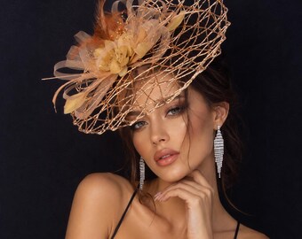Elegancki złoty kapelusz-fascynator z opaską na głowę na Kentucky Derby, wesele, przyjęcie herbaciane i wyścigi w Ascot