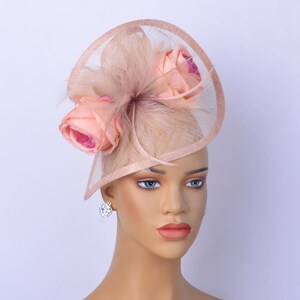 Nouveau fascinateur sinamay beige et rose pâle avec plumes/fleurs en soie, chapeau de fête, chapeau d'église, coupe de Melbourne, Kentucky Derby, chapeau fantaisie, chapeau de mariage. image 2