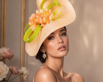 Fascinator Kentucky Derby em tons de pêssego e verde: Flores de seda, chapéu para festa do chá