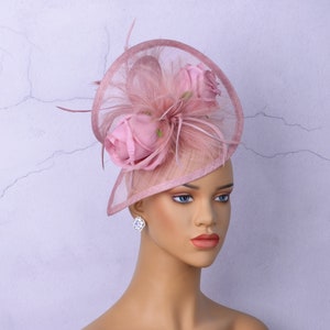 Nouveau fascinateur sinamay avec plumes/fleurs en soie, chapeau de fête, chapeau d'église, coupe de Melbourne, Kentucky Derby, chapeau fantaisie, chapeau de mariage, trois couleurs. blush pink