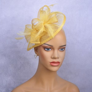 Bibi Sinamay jaune : chapeau de fête en plumes