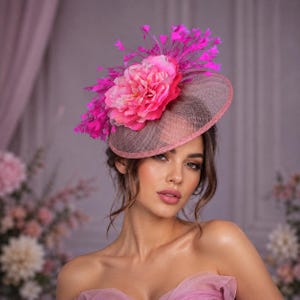 Sinamay Fascinator: Feder & Seidenblume Partyhut