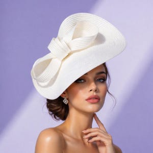 Elfenbensfärgad fascinator för Kentucky Derby – Damhatt i PP-halm