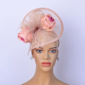 Nouveau fascinateur sinamay beige et rose pâle avec plumes/fleurs en soie, chapeau de fête, chapeau d'église, coupe de Melbourne, Kentucky Derby, chapeau fantaisie, chapeau de mariage. image 4