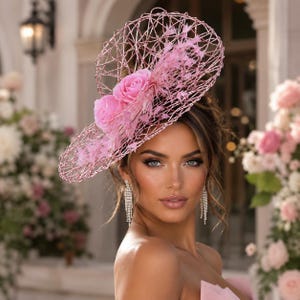 Metalliskt rosa Kentucky Derby fascinatorhatt, dambröllopshuvudbonad, sidenblommor, fjädrar