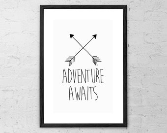 Adventure Awaits - Kunstdruck - Adventure Awaits Schild - Reise-Dekor - Geschenk des Reisenden - Abenteuer-Zitat Poster - Abenteuer-Dekor - Wandkunst