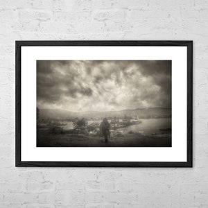 Vor dem Sturm - Kunstdruck - Fischer Druck - Nebliger Hafen Fotokunst - Ozean Druck - Stimmungsvolle Landschaftskunst - Meerlandschaft Druck - Fischer Poster