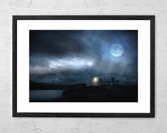 Puede incluir: Una fotografía en blanco y negro de un faro en un acantilado con luna llena en el cielo. El faro está iluminado y la luna proyecta un resplandor en la escena.