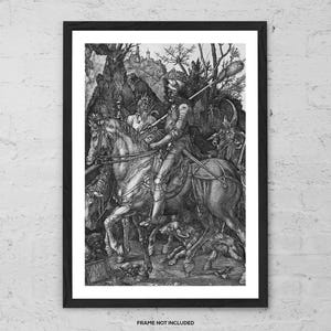 Op de afbeelding: Zwart-wit ingelijste prent van een gedetailleerde gravure met een ridder te paard, vergezeld van andere figuren en dieren in een bosrijke omgeving. Het kunstwerk is een historisch stuk met ingewikkelde details.