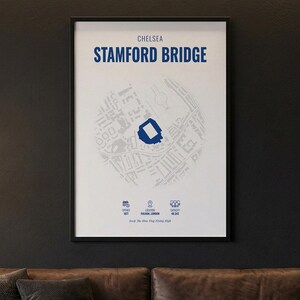 Puede incluir: Un póster enmarcado con un mapa del estadio Stamford Bridge, sede del Chelsea FC, en azul y blanco. El texto "Chelsea Stamford Bridge" está en la parte superior. Debajo del mapa hay iconos con detalles. La frase "Keep the blue flag flying high" está en la parte inferior.