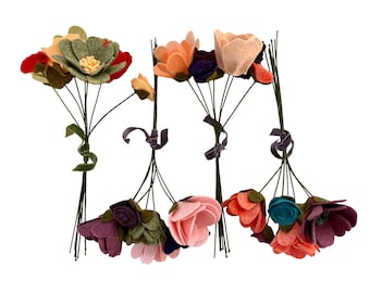 Può includere: Quattro piccoli bouquet di fiori in feltro realizzati a mano in vari colori, tra cui rosso, arancione, rosa, viola, verde e verde acqua. Ogni bouquet è legato con un nastro sottile e presenta petali stratificati fissati su sottili steli di filo metallico verde.