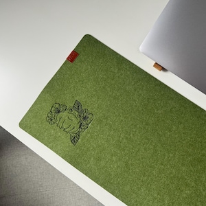 Tappetino da scrivania Cottagecore, tappetino per mouse verde con ricamo di rana, decorazione estetica per la scrivania, tappetino da scrivania personalizzato, ricami di rana, grazioso tappetino da scrivania, regalo accogliente