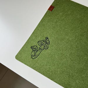 コテージコア風デスクマット、カスタムフェルトマウスパッド、カエルの刺繍入りグリーンデスクマット、PCデスクアクセサリー、コテージコア風インテリア、居心地の良いギフト