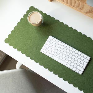 Filz-Schreibtischunterlage mit gewelltem Rand, ästhetisches grünes Schreibtischpad, großes, niedliches Mauspad, Geschenk für die Schwester, Geschenk zur Mitarbeiteranerkennung, Schreibtischaccessoires für Frauen