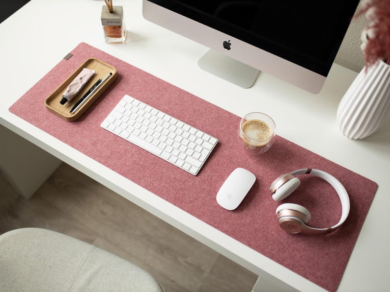 Filz-Schreibtischunterlage, Ästhetische Schreibtischunterlage, Tischmatte, Bürodekoration, Individuelles Mauspad, Tastaturunterlage, Große Schreibtischunterlage, Gemütliches Geschenk für den besten Freund Rosa