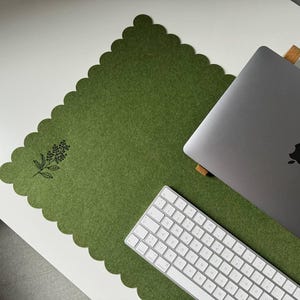 Alfombrilla de escritorio floral, alfombrilla de escritorio verde para ordenador con bordes festoneados, alfombrilla de escritorio personalizada, alfombrilla de escritorio botánica, bordado personalizado, regalo para amantes de la naturaleza