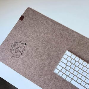 Filz Schreibtischmatte, Weltkarte Stickerei, Individuelle Schreibtischmatte, Ästhetische Schreibtischdekoration, personalisierte Schreibtischmatte mit individueller Stickerei, Reisegeschenk