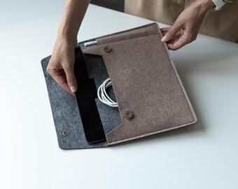 Felt iPad Sleeve with Pocket for Stylus, iPad Pro M5 Case, Tablet Accessories, Apple Pencil Case, Beige iPad M5 Sleeve, Corporate Gift