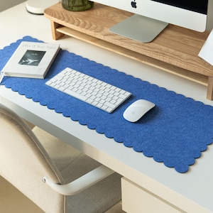 Filt skrivbordsmatta, vågiga kanter skrivbordsmatta, estetisk skrivbordsmatta, kontorsmatta, lockig musmatta, flickaktig skrivbordsdekor, mysig present till kollega