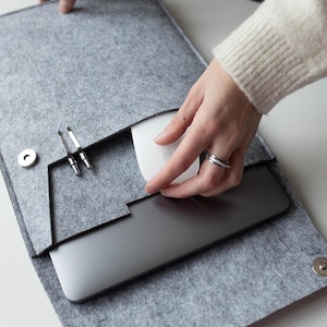 Filz Laptoptasche, Personalisierte Laptoptasche mit Monogramm-Stickerei, Laptop-Zubehör, personalisierte Laptoptasche, Bürogeschenke, Laptoptasche