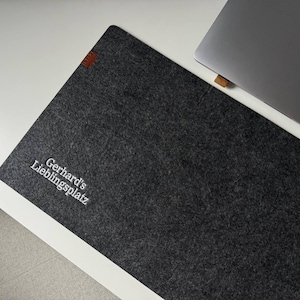 Filtskrivbordsmatta med monogrambroderi, personligt grått skrivbordsunderlägg, tangentbordstillbehör, anpassad skrivbordsmatta, personlig present till kollega