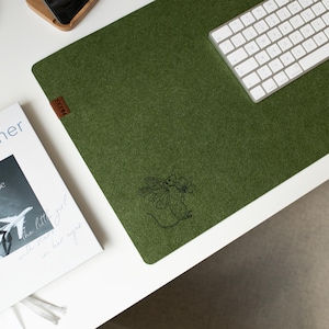 Schreibtischunterlage im Cottagecore-Stil, personalisierte Schreibtischunterlage mit Stickerei, Schreibtischdeko für Frauen, Schreibtischunterlage mit Naturmotiv, Cottagecore-Deko, hübsche Schreibtischunterlage, Geschenk für die Schwester