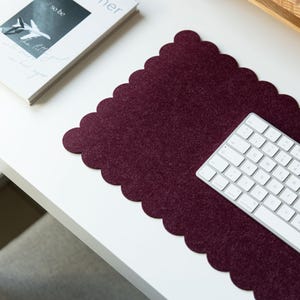 Vilten bureauonderlegger, mat met geschulpte randen, bordeauxrode muismat, bureaubeschermmat, vilten bureauaccessoires, schattige laptoponderlegger, uniek cadeau
