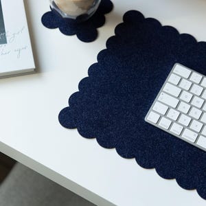 Tapis de bureau festonné en feutre, tapis de souris bleu marine, tapis de bureau pour ordinateur portable, accessoires de bureau en feutre, protection de bureau, décoration de bureau, cadeau pour le bureau à domicile
