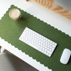 Alfombrilla de escritorio de fieltro personalizada con bordes festoneados, alfombrilla de escritorio verde estética, alfombrilla de ratón grande y bonita, regalo para hermanas, regalo de agradecimiento a los empleados.