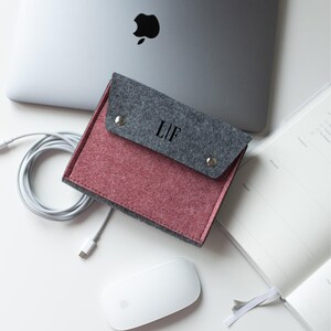 Organizer per cavi con iniziali, custodia personalizzata per MacBook, custodia per caricabatterie con custodia in feltro, organizer per cavi USB personalizzato, accessori tecnologici, regalo per ufficio