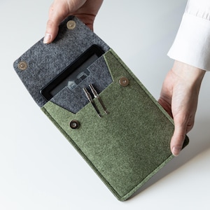 Kindle Sleeve in Sage Green Color, eReader Sleeve, Custom Kindle Case, Kindle Accessory, Kindle Oasis Case, Kindle Pouch, Gift For Readers