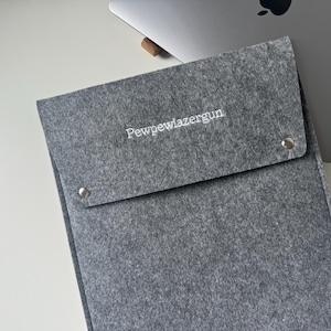 Laptopfodral i anpassad storlek med broderi, anpassat fodral för alla modeller: HP, Asus, Dell, Apple, laptoptillbehör, julklapp till kollega