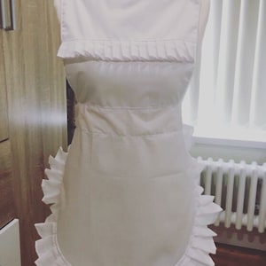 Handgemaakt shabby-chic schort met ruches: keukenaccessoire in retrostijl