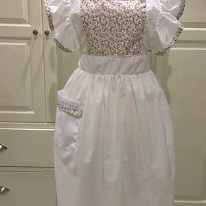 Delantal con volantes hecho a mano: polialgodón blanco vintage con estampado floral