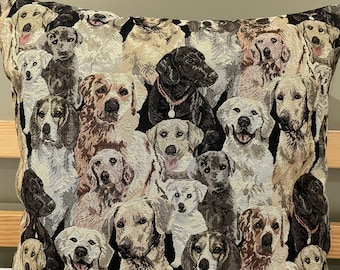 Funda de cojín tapizada con estampado de perro, hecha a mano y por encargo. Disponible en la mayoría de tamaños.