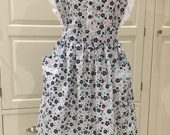 Delantal floral de algodón hecho a mano: ribete de encaje estilo victoriano