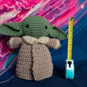 Virkad Baby Yoda Plysch bild 2