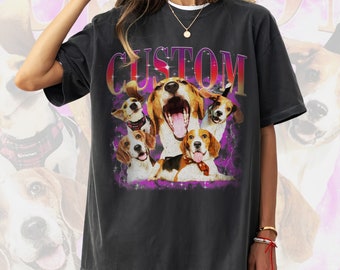 Könnte beinhalten: Ein schwarzes T-Shirt mit einem Vintage-Grafikdruck einer Gruppe von Beagle-Hunden mit dem Wort "CUSTOM" darüber. Die Grafik ist in den Farben Lila, Rosa und Weiß gehalten.