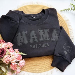 Sudadera de mamá personalizada con nombres de niños en la manga, letras abullonadas, regalo para el primer día de la madre, camiseta de vida de mamá, regalo para nueva mamá