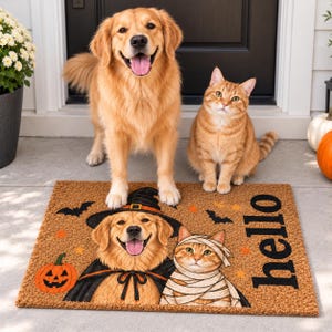 Peut inclure: Un paillasson rectangulaire en fibre de coco beige avec une illustration imprimée d'un golden retriever portant un chapeau de sorcière et d'un chat momifié. Le tapis présente une citrouille, des chauves-souris, des étoiles et le mot hello.
