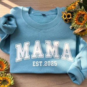 Sudadera de mamá personalizada con nombres de niños en la manga, letras abullonadas, regalo para el primer día de la madre, camiseta de vida de mamá, regalo para nueva mamá