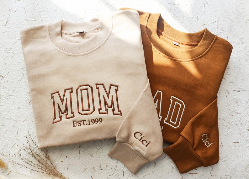 Mama/Papa besticktes Rundhals-Sweatshirt, Schwangerschaftsankündigung, werdende Papa-Mama, Muttertag, Vatertag Bild 1