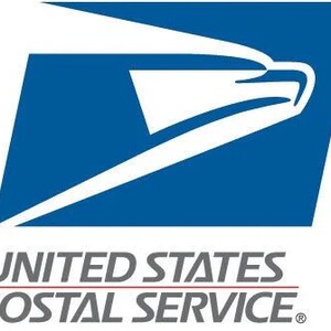 Könnte beinhalten: Das Logo des United States Postal Service zeigt ein blaues Rechteck mit einem weißen Adler im Flug. Die Flügel des Adlers sind weit ausgebreitet und sein Kopf ist nach rechts gedreht. Die Worte "United States Postal Service" sind in Schwarz unter dem Adler gedruckt.