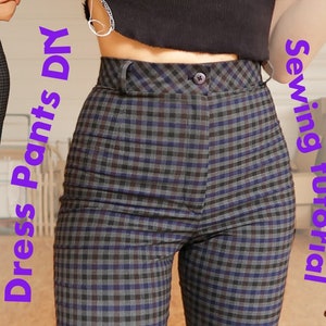 Puede incluir: Una mujer lleva un pantal&oacute;n de cintura alta a cuadros en blanco y negro. El pantal&oacute;n es ajustado y tiene una pierna recta. La mujer est&aacute; de pie frente a una pared blanca con el texto "Dress Pants DIY" y "Sewing tutorial" escrito en ella.