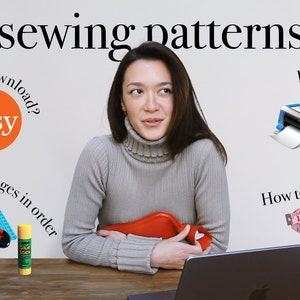 Puede incluir: Una mujer se sienta en un escritorio con una computadora port&aacute;til, una bolsa de agua caliente roja y un patr&oacute;n de costura impreso en papel. La imagen incluye texto que dice "pdf sewing patterns 101", "How to download? Etsy", "Assembling pages in order", "How to print?", y "How to pick your size?"